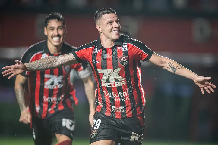 Renato Kayzer marcou dois gols e foi o grande destaque da vitória rubro-negra contra o Vasco