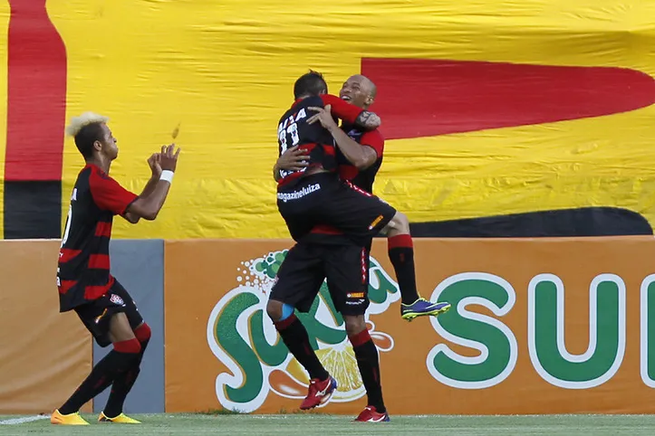 Dinei comemora gol do Vitória sobre o Santos em 2013