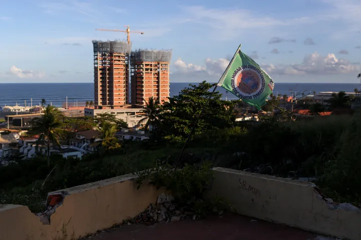 Bandeira do movimento tremula do alto do prédio, que fica em área nobre de Salvador