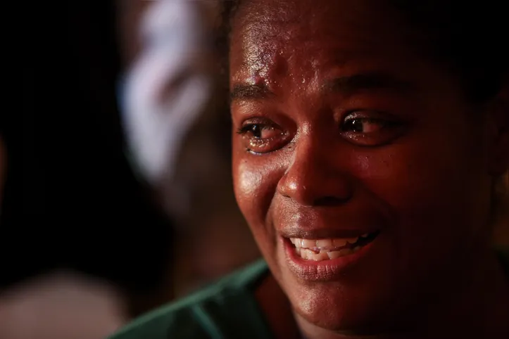 Patrícia chora ao lembrar que muitas pessoas não terão para onde ir após deixar a ocupação