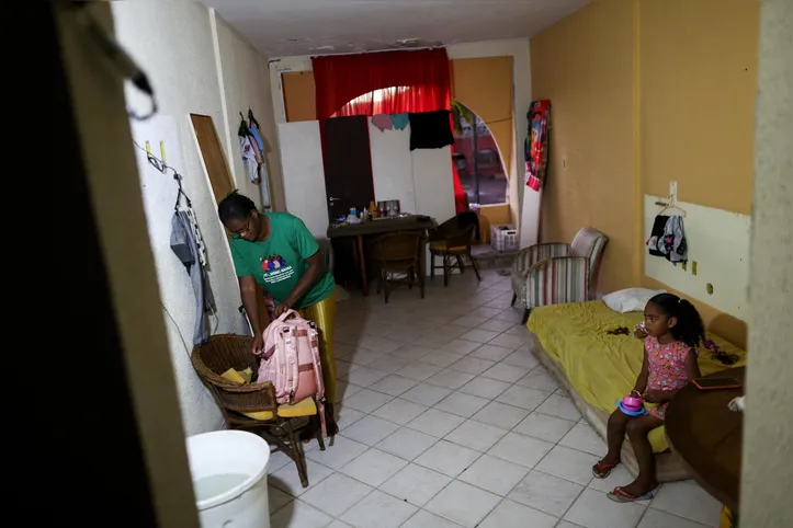 Patrícia arruma os pertences da família para deixar a ocupação nesta quinta-feira, 12