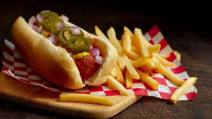 Salsicha está em lista de alimentos que aumentam risco de câncer