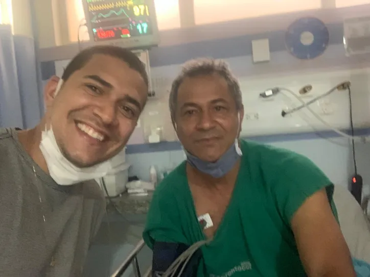 Teodolino em foto recebendo visita do filho após infartar