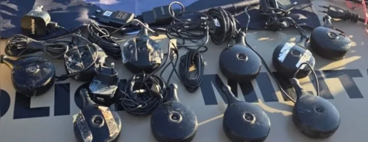 Os equipamentos foram removidos e apreendidos