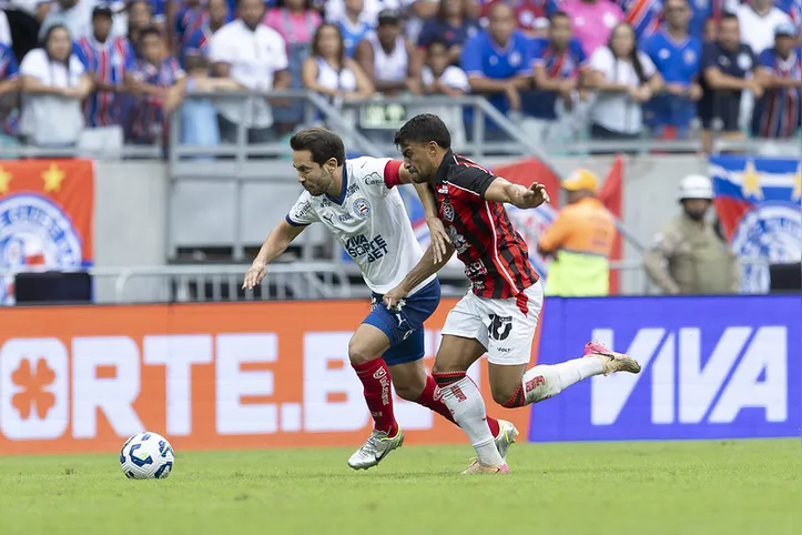 Everton Ribeiro e Ronald durante o último clássico Ba-Vi