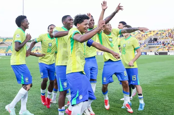 Zé Lucas comemorando vitória da Seleção Brasileira ao lado de Dell e Ruan Pablo