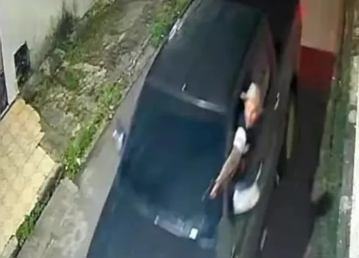 Alex coloca o corpo para fora do carro e dispara várias vezes