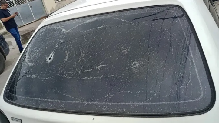 Marcas dos tiros no carro da família de Layla