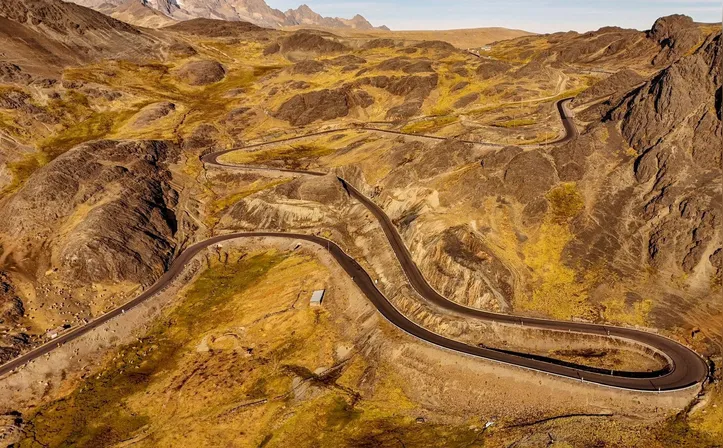 Trecho da Rodovia Interoceânica Sul, na Cordilheira dos Andes