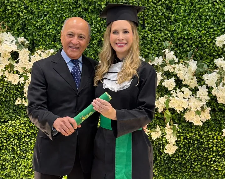 Manuela Alencar ao lado do pai, Téo, durante celebração de formatura em Medicina