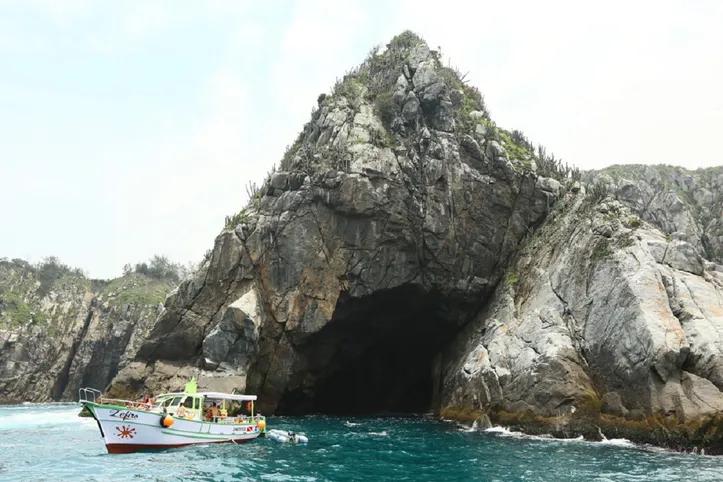 Gruta reflete na água o mar azul e atrai diversos turistas