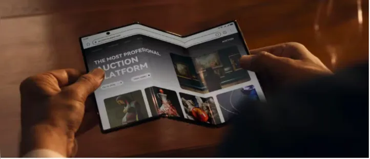 Celular de três telas se torna um tablet
