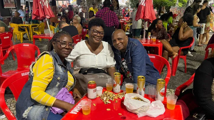 Solange Trindade (no centro) ao lado da família