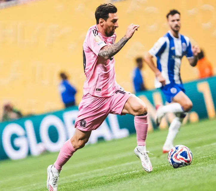 Messi conduz a bola durante o duelo entre Inter Miami e Porto