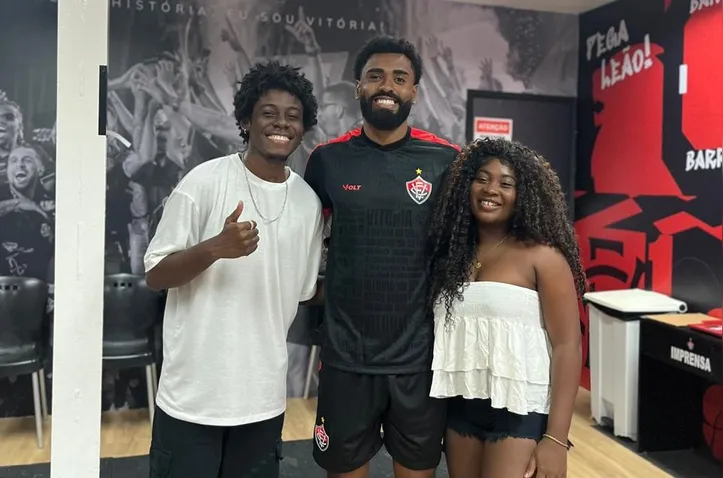 Marcos, Isa e o volante Caio Vinícius, ex-jogador do Vitória