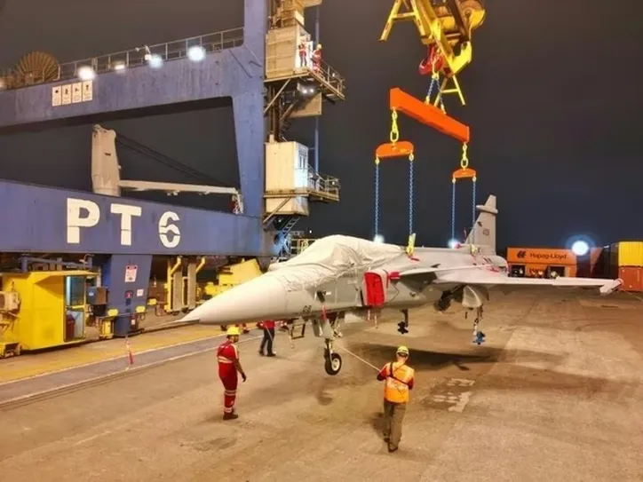 Caça F-39 Gripen desembarcado no Porto de Santa Catarina