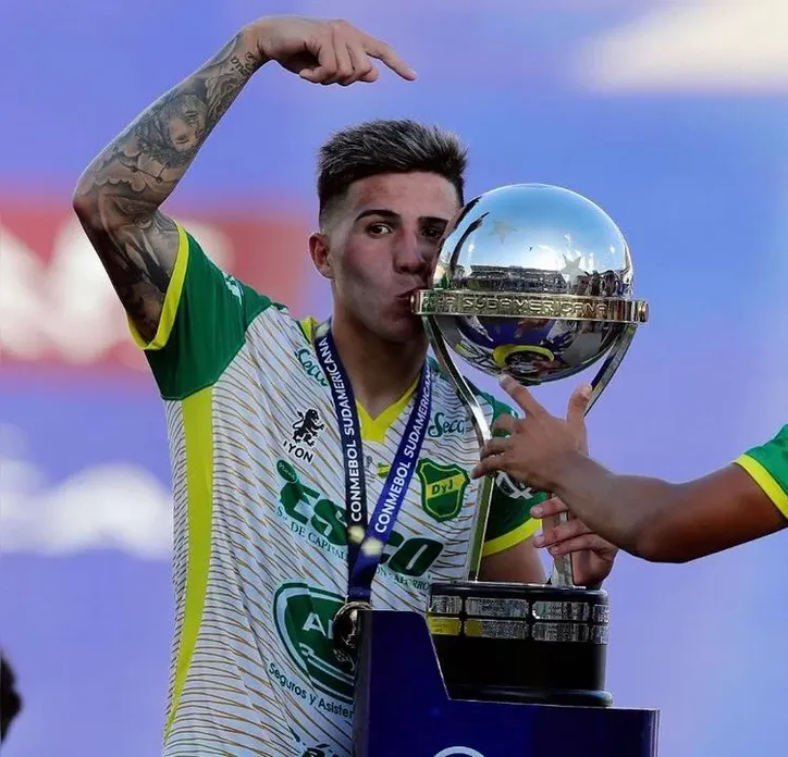 Enzo Fernández beija taça da Copa Sul-Americana