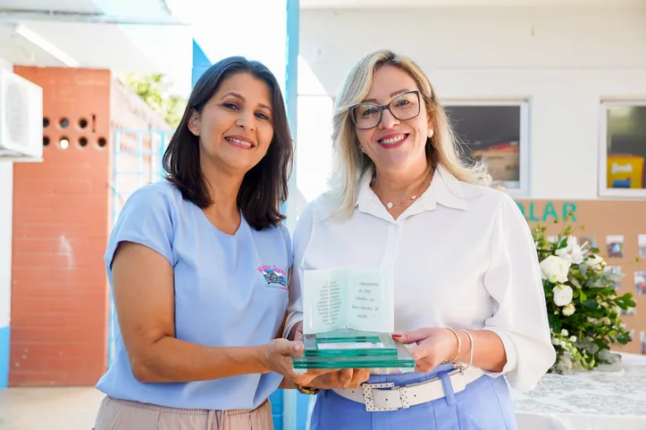 A diretora da creche, Alcione Rocha e a diretora de Ensino, Dora Novaes