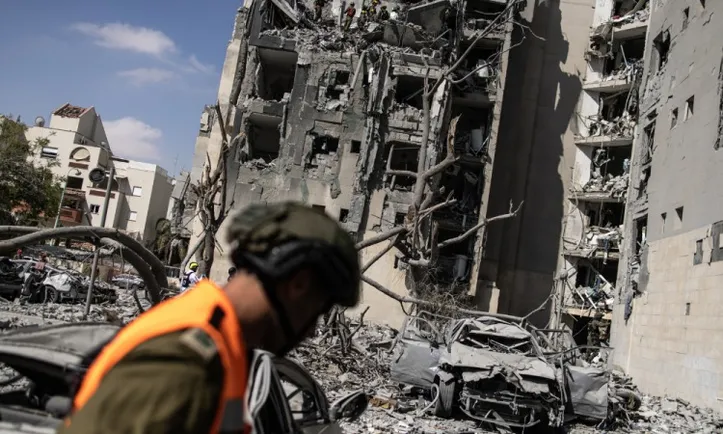 Serviços de emergência israelenses buscam vítimas nos escombros de um prédio atingido por um míssil iraniano em Bersheba