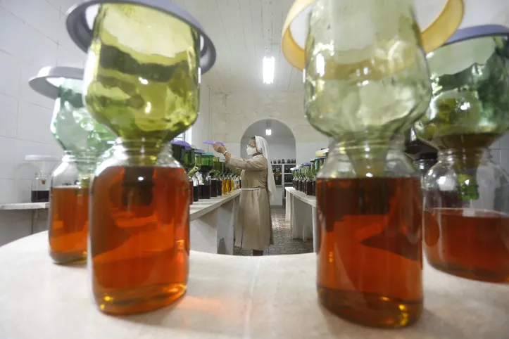 São produzidos de dois mil a 2,5 mil litros de licor no Convento do Desterro