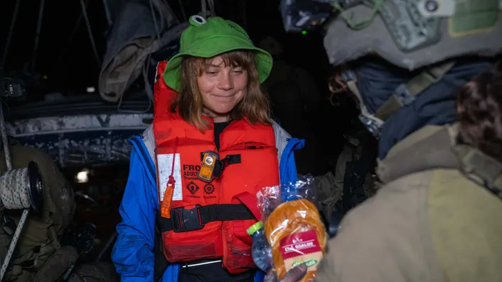Ativista Greta Thumberg depois de ser capturada por soldados de Israel