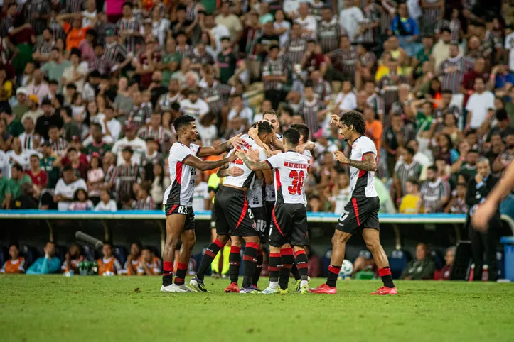 Jogadores do Vitória comemorando gol contra o Fluminense