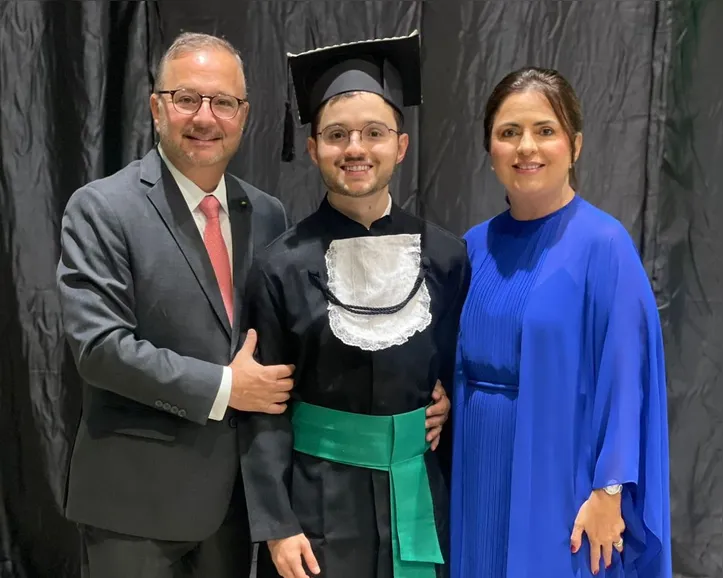 Luciana e Fábio felizes com a conquista do filho, Gustavo