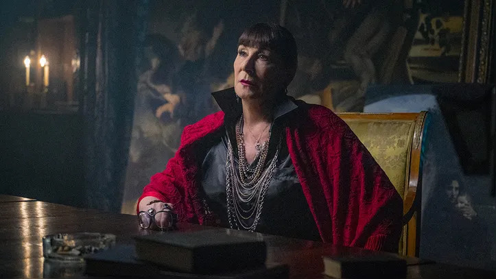 Anjelica Huston reprisa o papel de líder da Ruska Roma