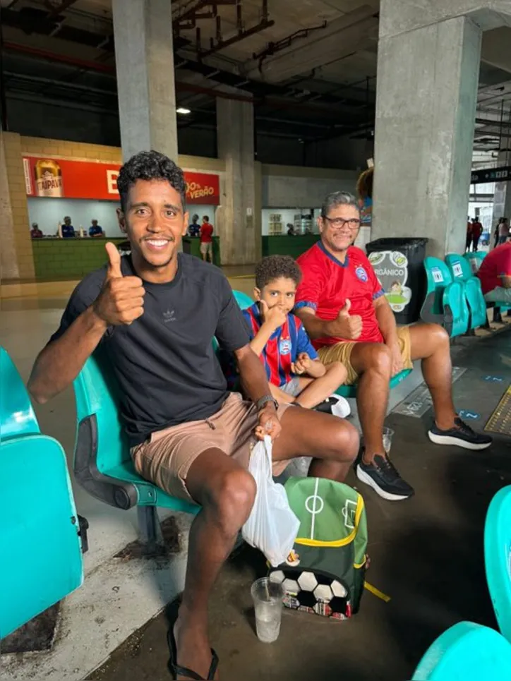 Gabriel, ex-jogador do Bahia, junto com a sua família na Arena Fonte Nova