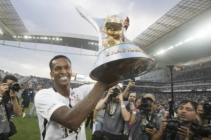 Jô foi campeão e artilheiro do Brasileirão de 2017