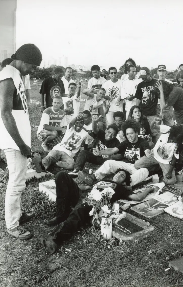 Fãs de Raul Seixas no Cemitério Jardim da Saudade nos seis anos da morte do cantor. Todo ano, em 21 de agosto, raulseixistas se reúnem no local