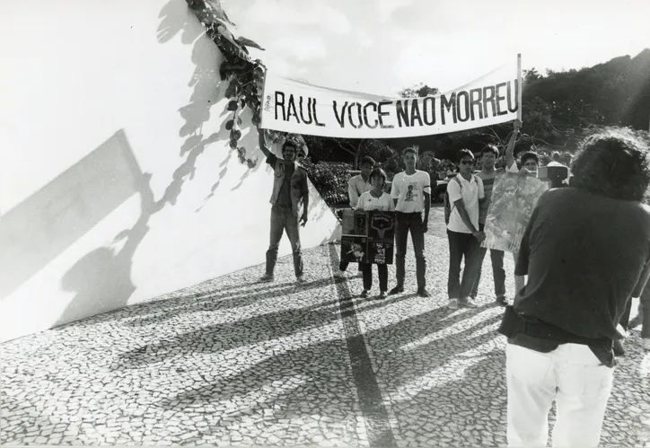 Fãs de Raul Seixas relembram o cantor duas semanas após sua morte