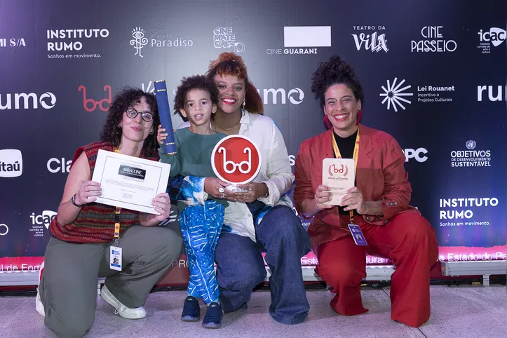 Safira Moreira com seu filho, Amani, a produtora do filme, Flávia Santana, e Nataly Pinho, responsável pela distribuição em festivais