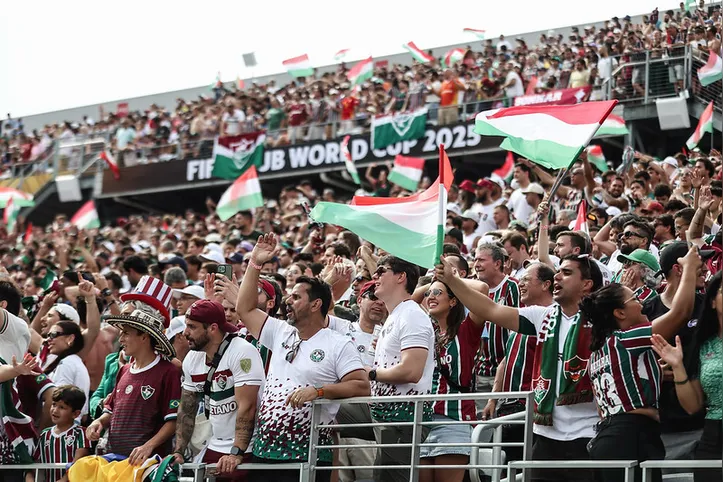 Torcida do Fluminense nas arquibancadas do Camping World Stadium, em Orlando