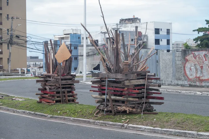 Fogueiras prontas para serem vendidas