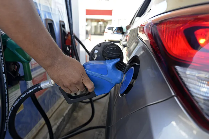 Aumento tem objetivo de evitar a importação de 760 milhões de litros de gasolina por ano, segundo o governo