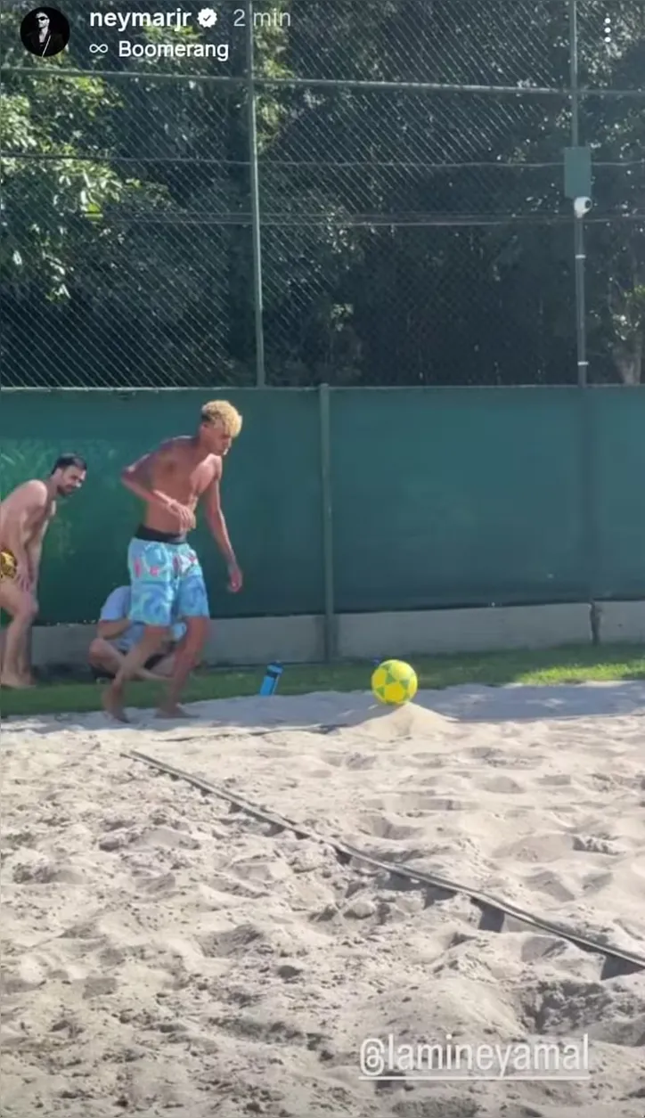 Yamal durante partida de futevôlei na casa de Neymar