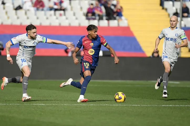 Tómas Conechny disputa bola com Lamine Yamal