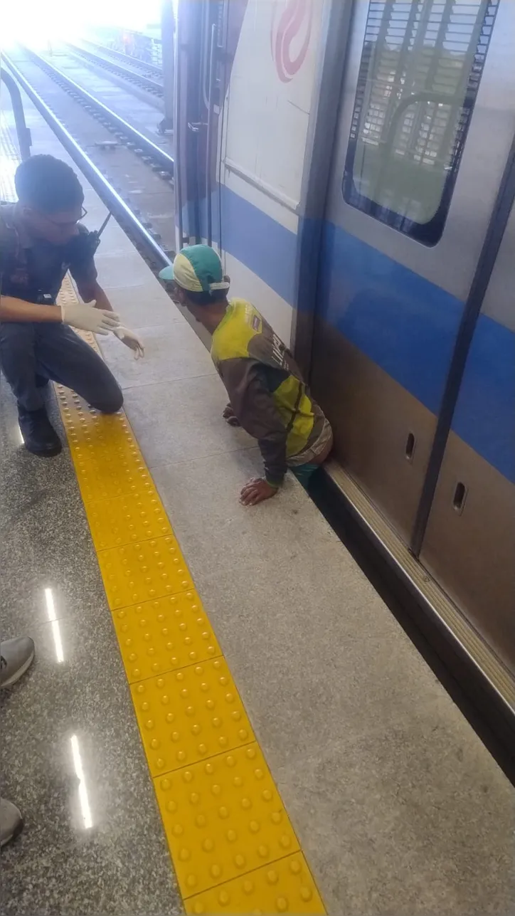 O homem foi retirado da plataforma pelos agentes de segurança e encaminhado para uma unidade de saúde