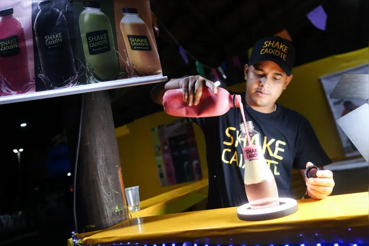 Jovem faz sucesso no São João de Salvador com bebida inovadora