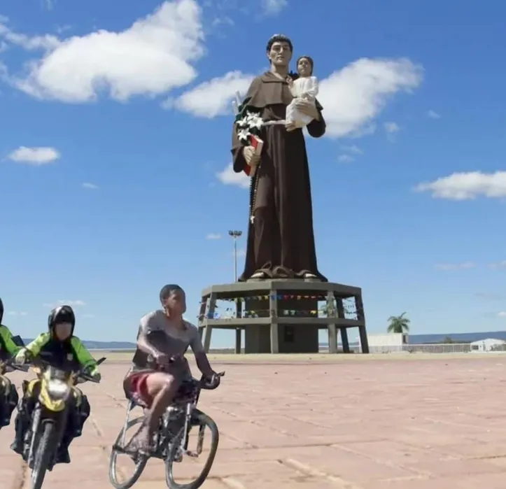 Imagem ilustrativa da imagem Jovem em bicicleta motorizada dá baile em agentes de trânsito durante perseguição