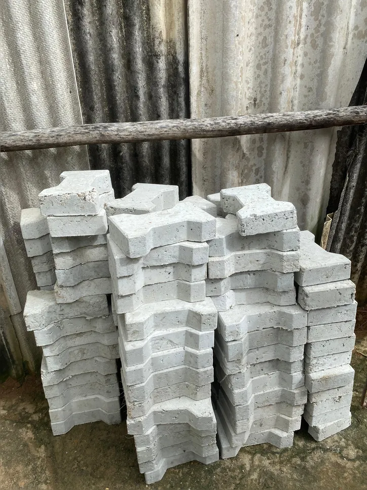 Tijolos de biocimento sustentável feito com papel e fibra de coco