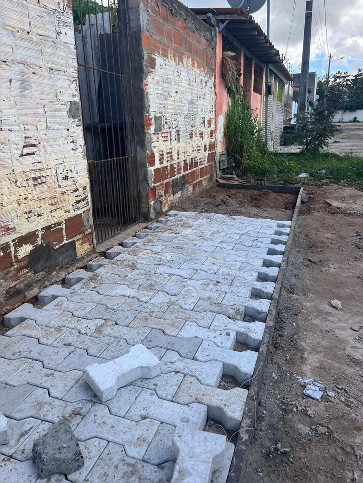 Calçada com tijolos de biocimento sustentável