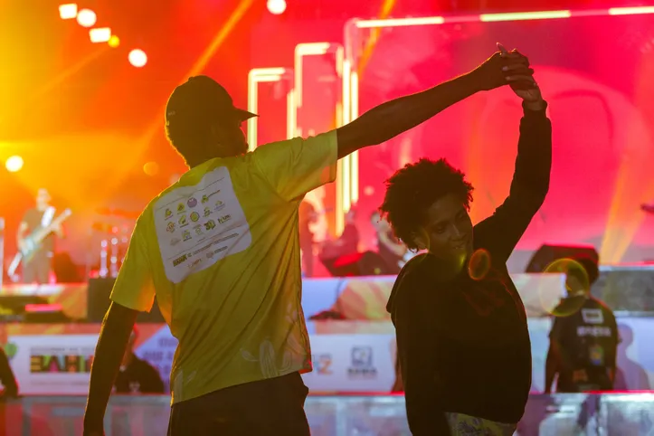 Público curte show de Kart Love no São João do Parque de Exposições