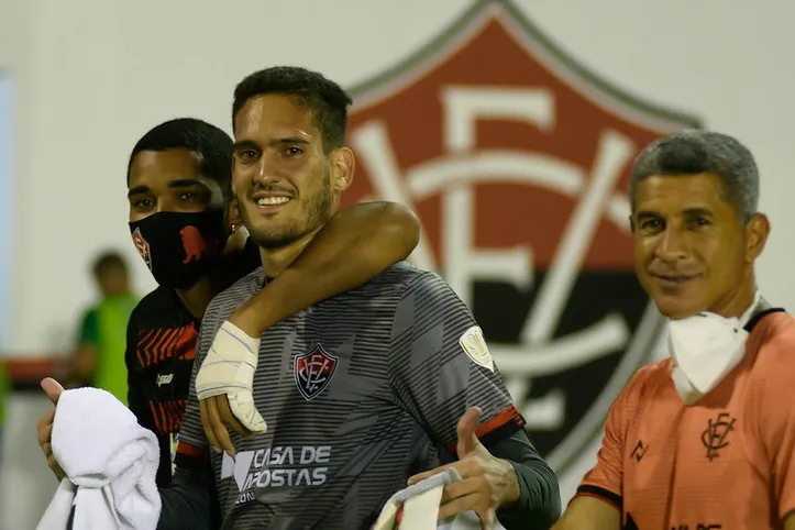 Ronaldo sendo abraçado por Lucas Arcanjo após o fim da partida contra o Altos
