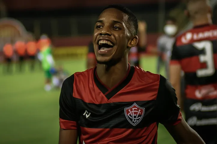 Pedrinho comemorando a vitória contra o Altos