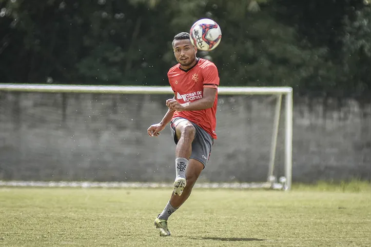 Cedric durante treino do Vitória em 2021
