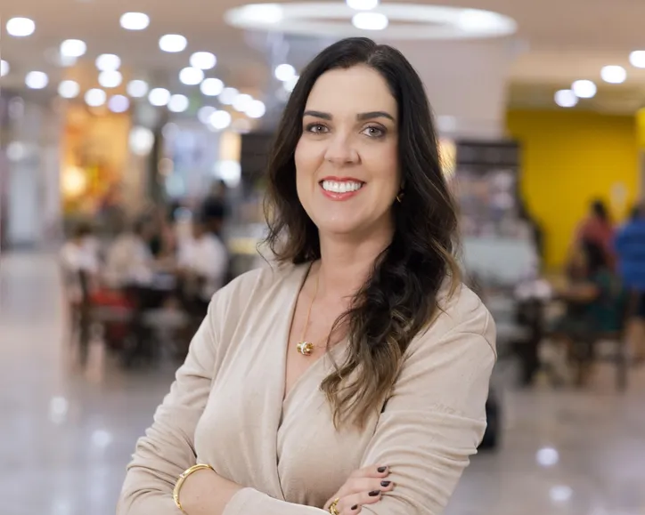 Thaís Leal, superintendente do Shopping Itaigara, comemora a chegada da Rede Alpha Fitness