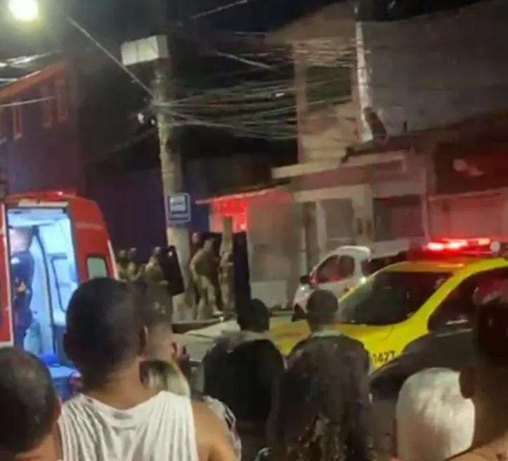 Vizinhos acompanharam o trabalho da polícia