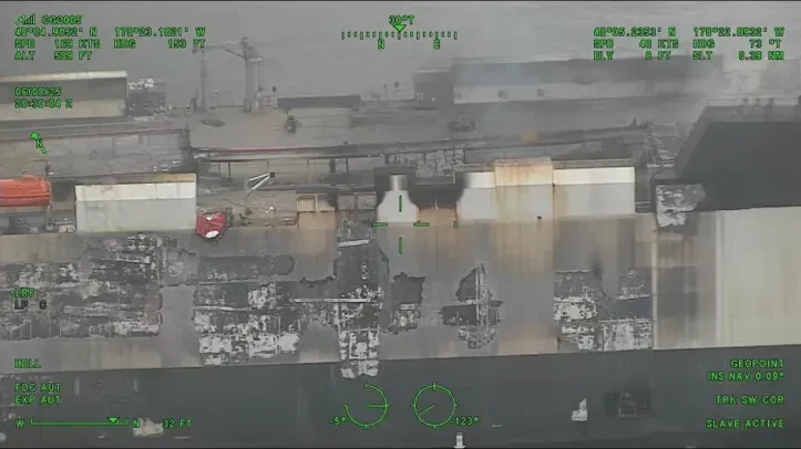 Navio Morning Midas carregava veículos zero km e enfrenta dificuldade de apagar incêndio
